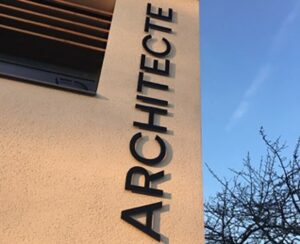 Logo sur façade Angers