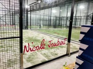 Pose de stickers sur vitre Padel Angers